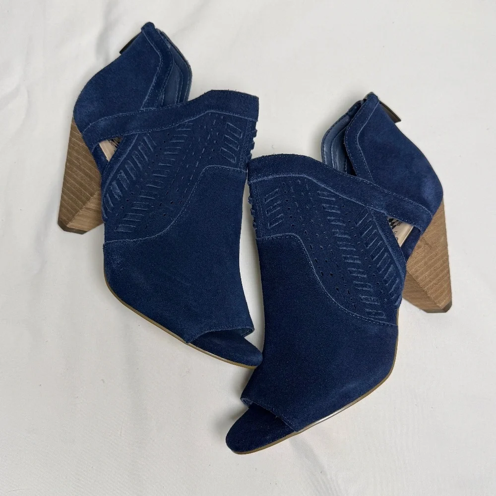Vince Camuto Ebelin Navy Suede Peep Toe Booties Size 7 Laser Cut Block Heel